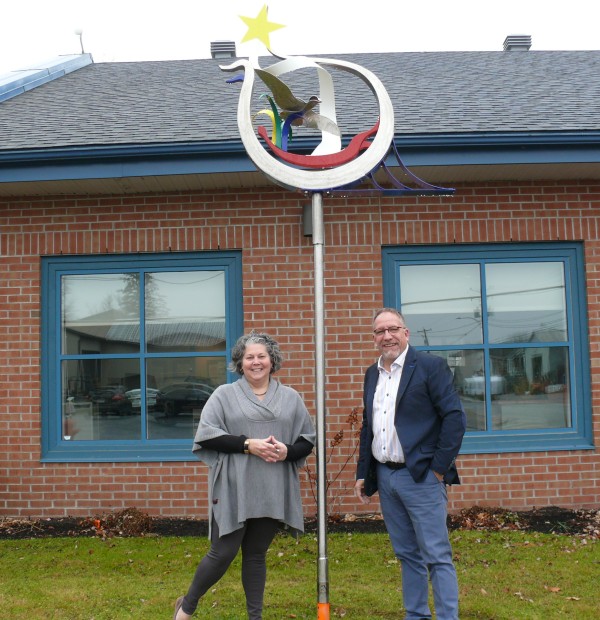 Une nouvelle sculpture, "Grain d'Espoir et de Patrimoine", s'installe devant l'hôtel de ville de la municipalité de Saint-Jacques